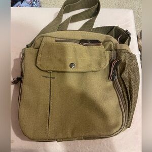 NO LABELED BRAND crossbody canvas bag.